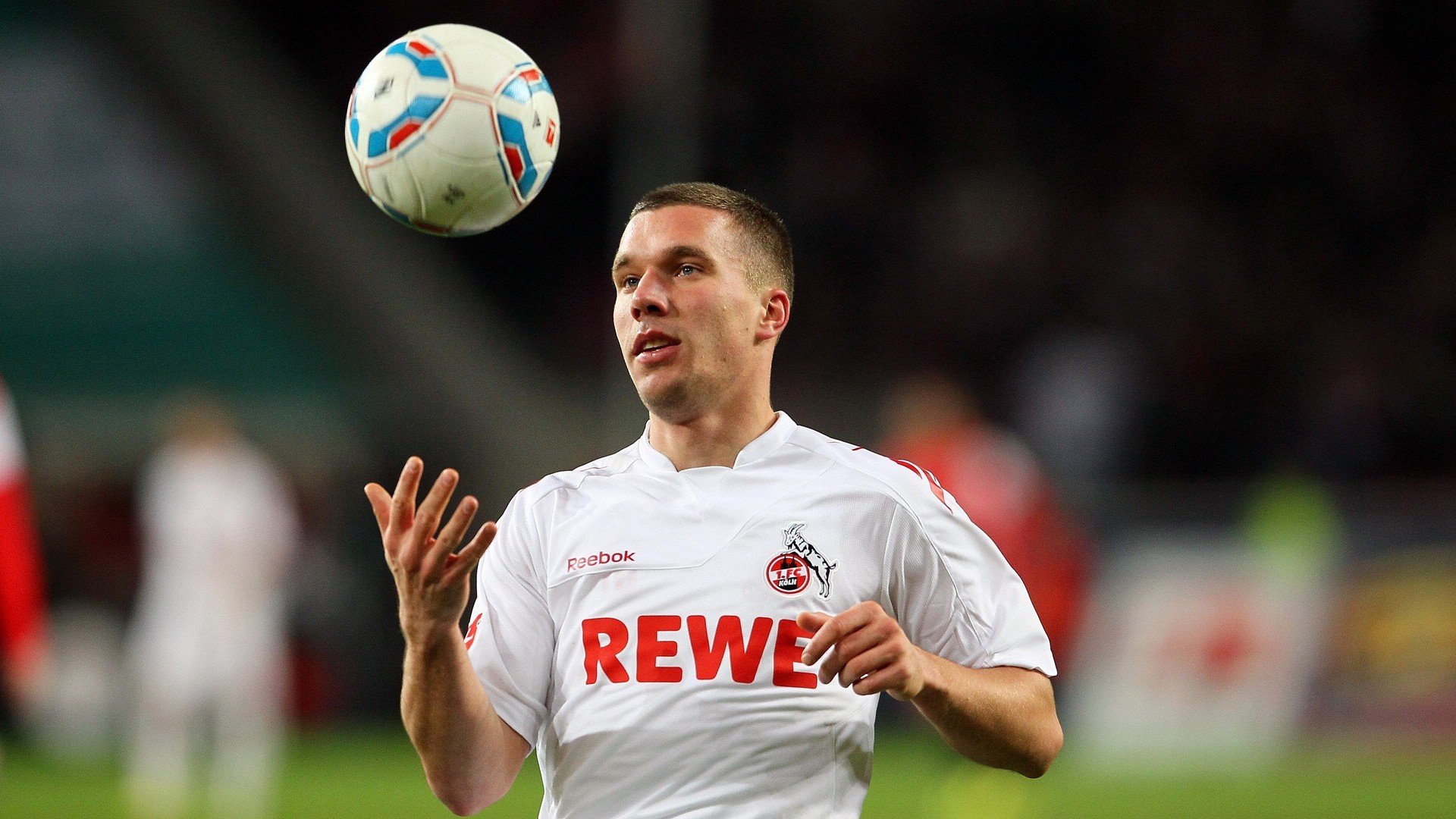 英超裁判引入更先进的判罚技术,判决更公正,英超足球裁判